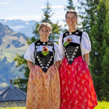 Gobeli Patrick mit Durchmarsch - Ehrendamen Nadine und Sarah.