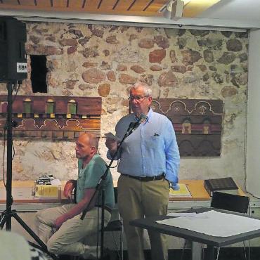 Seit 45 Jahren im Einsatz zur Wahrung des traditionellen Kunsthandwerks - Stephan Jaggi moderierte den Abend, nicht ohne kleine Anekdoten aus seiner Tätigkeit zusammen mit Benz Hauswirth zum Besten zu geben.