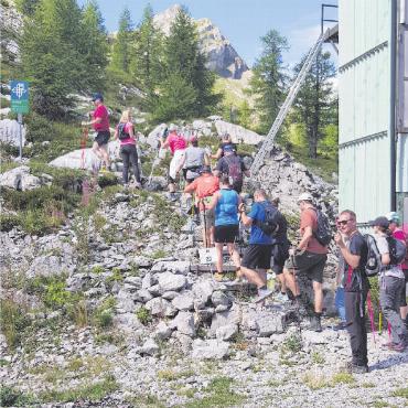 Traumhafte Bedingungen am Glacier 3000 Run und Kids Run 2022 - Die mit modernen Stöcken ausgerüsteten Walkerinnen und Walker begeben sich auf die steil ansteigende Bergstrecke.