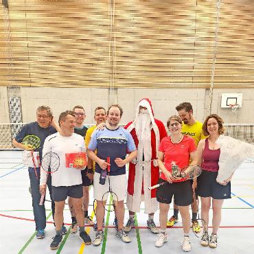Traditionelles Samichlousturnier beim Badmintonclub Gstaad - Jules, Zoltan, Boas, Thomas, Mike, Sami-(Chlous), Sybille, Simon und Sabina. FOTO: REMOU