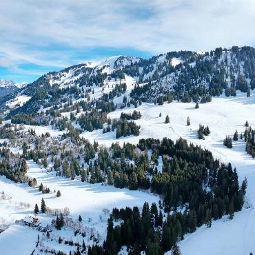Tödlicher Snowboardunfall - Am Samstag ist im Skigebiet Saanersloch in Saanenmöser ein Snowboarder verunfallt. Er verstarb trotz umgehender Rettungsmassnahmen noch vor Ort. Der Unfallhergang wird untersucht. FOTO: KANTONSPOLIZEI BERN