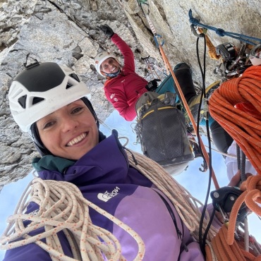 Kletterinnen gelingt Erstbegehung - Die Alpinistinnen Melanie Grünwald (vorne) und Fay Manners bei der Erschliessung der Route. (Fotos: zvg)