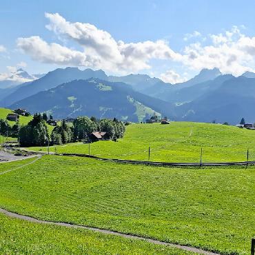 Vierte Senioren-Wanderung 2024 - Auf der Wanderung die herrliche Aussicht geniessen. FOTO: ZVG