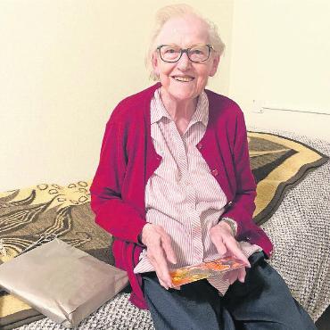 Grosses Herz für Senioren - Die Seniorin erhielt ein Geschenk durch die Aktion «Gschänkli für Seniore». FOTO: ZVG