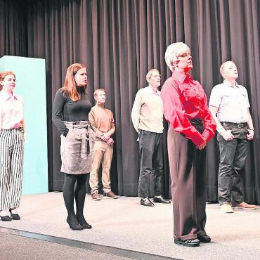 Spass und Vergnügen pur mit der «Alpekomedi» - Angetreten zum Jodelunterricht: Beim Sketch «Jodelschule» ist das gesamte Ensemble beteiligt.