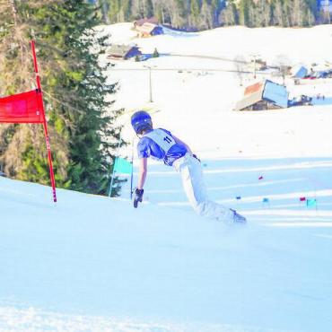 Ein Kopf-an-Kopf-Rennen beim 12. Alpina Cup - Bei idealen Wetter- und Pistenverhältnissen konnte das Rennen am Wasserngrat durchgeführt werden. FOTO: FELIPE S. LAURENT