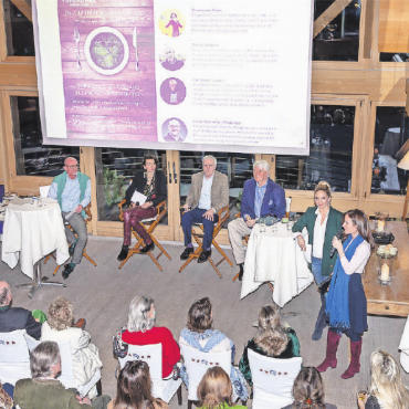 «Es ist wichtig, unsere Essgewohnheiten zu ändern!» - Von links: Moderator Heiko Specking mit den Panelsprechern Thomasina Miers, Patrick Holden und Carl Gustaf Lundin sowie TKF-Mitgründerin Stephanie von Meiss und GYC Geschäftsführerin Cindy Schönrich. FOTO: ZVG