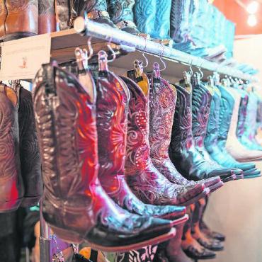 Country Music at its best - Vom Stetson über Westernschmuck bis zu Cowboystiefeln ist alles zu kaufen, was das Herz eines Countryfans begehrt.