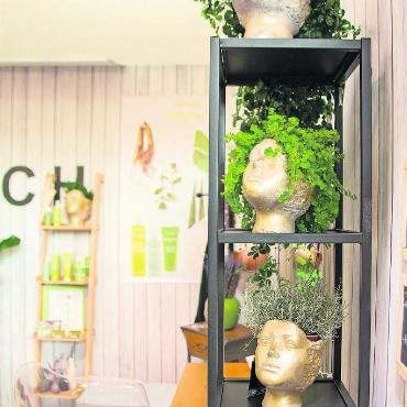 Impressionen: Endlich wieder Gstaader Messe! - Haare mal anders: Dekoration beim Hair Room Gstaad.