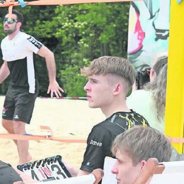 AirBadminton: Titelkämpfe unter freiem Gstaader Himmel - Es brauchte kein Personal: Den Punktestand zeigten die Teams, die gerade nicht im Einsatz waren, an.