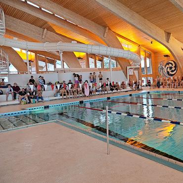 Bewegung statt Handy - Die Schwimmer:innen versammeln sich vor dem Wettkampf.