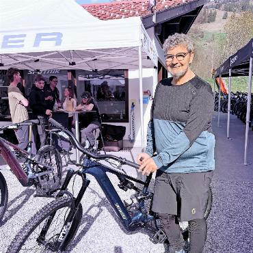 Erfolgreiche Ausstellung beim Sputnik Bikeshop - Stephan Speiser, der glückliche Gewinner des Specialized-Levo-Wettbewerbs. FOTO: ZVG