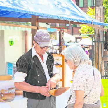 Von der Alp ins Dorf: Fotostrecke Gstaad Züglete 2023 - An verschiedenen Ständen konnten Besuchende lokalen Käse kosten und wurden fachmännisch beraten.