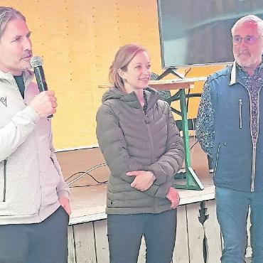 FC Thun: herzlich willkommen im Saanenland! - V.l. FC-Thun-Präsident Andres Gerber, Vanessa Schwenter, Dorforganisation Saanen, und Armin Fuchs.