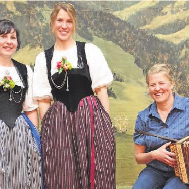 Bei Jodelklängen die Seele baumeln lassen - Das Jodelduett Ursula Tschanz und Andrea Schär sowie Marlies Kernen am Örgeli (v.l.) bereicherten mit seinen Liedervorträgen den Abend.