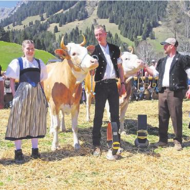 100 Jahre alt und noch so rüstig: der VZV Feutersoey - Der Jungzüchter Jürg Matti (links) stellte die Rinder ein. Jonathan Trachsel siegte mit Ariel, Nik Jaggi kam mit Fina auf den zweiten Platz.