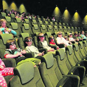 Mystische Rigi-Wanderung, scharfe Messer und virtuelle Matterhorn-Besteigung - 3D-Brille auf und eintauchen: Die Schülerinnen und Schüler schauen sich gemeinsam im Kino einen 3D-Film auf Grossleinwand an.