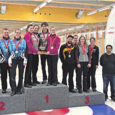 Zug-Uzwil holt sich den Curling-Mixed-Schweizermeistertitel - Die Halbfinalisten: v.l. Zug, Zug-Uzwil, Wetzikon und Genève. FOTO: STEFAN KARNUSIAN