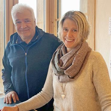 Sportzentrum Gstaad AG: neue Geschäftsführung - Ruedi Kunz und Cornelia Walker-Kübli anlässlich der Eröffnung des Hallenbades. FOTO: ARCHIV AVS