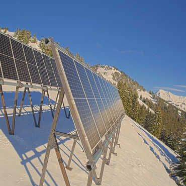 Alpine Solaranlage Saanenland: SolSarine 2.0 geplant - Ende August 2023 wurde auf dem Hornberg eine Pilotanlage in Betrieb genommen. Die Messdaten bestätigen das Potenzial alpiner Solaranlagen: Im Januar 2024 übertraf die gemessene Stromerzeugung die Energieertragsschätzung um 15 Prozent. FOTO: ZVG