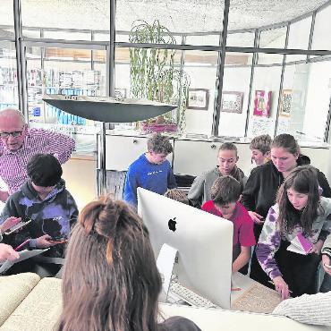 Einblick in einen Verlag, in die Zeitungsproduktion und den Lokaljournalismus - Die Schülerinnen und Schüler stöberten interessiert in den alten Zeitungen des AvS. FOTO: ZVG