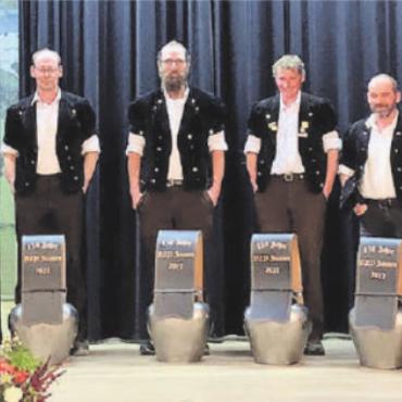 Jubiläum: 130 Jahre Viehzucht - Nach einem feinen Essen im Landhaus Saanen konnten die Züchter die wertvollen Ehrenpreise entgegennehmen. Von links: Beat von Siebenthal, Marcel Mösching, Christian Bütschi, René Burri, Gottfried Herrmann, Hansueli Burri, Charly von Grünigen, Martin Trachsel, Edi Rubin, Pierrot Wimmer, Rémy Turrian, Ehrenmitglied Ernst Raaflaub und Ehrendame Sonja Turrian. SEITEN 5-7