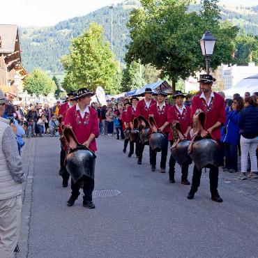 Zehn Jahre Züglete: Gstaad feiert Tradition mit Herz - Der Treichlerclub Gsteig in Aktion. FOTO: PAULA MITTAG