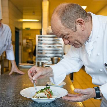 Franz Faeh ist Koch des Jahres - «Koch des Jahres 2025/26» im Karl Wild Rating der «Neuen Zürcher Zeitung» am Sonntag: eine weitere ehrenvolle Auszeichnung für Culinary Director Franz W. Faeh. FOTO: GSTAAD PALACE
