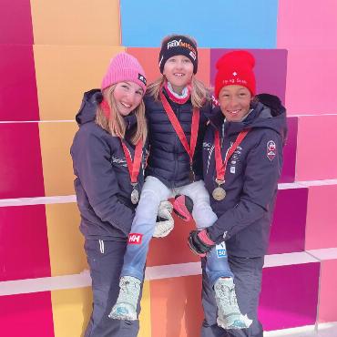 Zwei Medaillen für das Saanenland am Grand-Prix-Migros-Finale - Die drei Topplatzierten auf dem Foto: Lena von Siebenthal, Amaëlle In-Albon und Lisa Testa mit ihren Medaillen vom Sonntag.    FOTO: ZVG