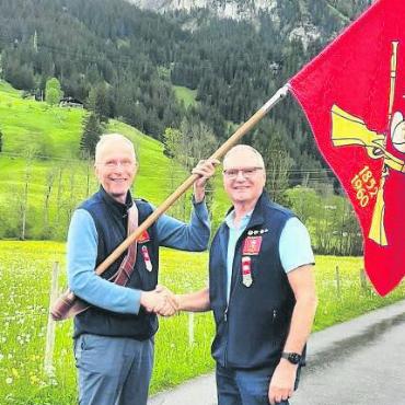 Neue Vereinsfähnriche beim Eidgenössischen Feldschiessen 2024 - Der neue Vereinsfähnrich Marc Matti erhält die FSG-Fahne vom bisherigen Fähnrich Fritz Heimberg überreicht.