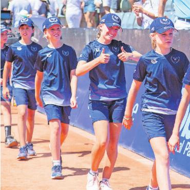 Einsatz, Ehrgeiz, Emotionen: EFG Swiss Open Gstaad 2022 - Erschöpft, aber glücklich: Die Ballmädchen und -jungen nach der Siegerehrung.