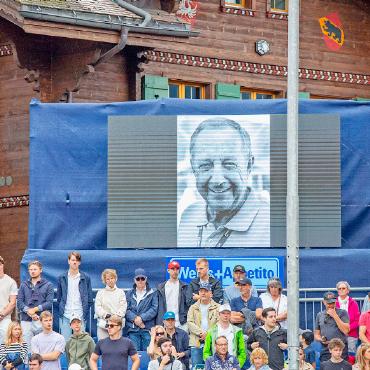 Topshot Berrettini holt sich den zweiten Gstaad-Titel - Vor dem Einzelfinal widmeten die Verantwortlichen sowie das Publikum des EFG Swiss Open Gstaad dem kürzlich verstorbenen Jacques «Köbi» Hermenjat eine Schweigeminute. Er war von 1968 bis 2005 Turnierdirektor des Gstaader Tennisturniers. JOP