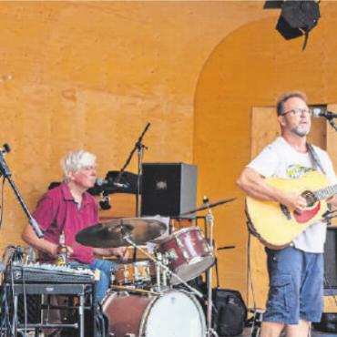 Sommerfest und Tag der offenen Tür der «Station» in Saanen - Die mitreissende Musik von Bruce Copeland «Featuring Hook Mountain» liess niemanden still sitzen.