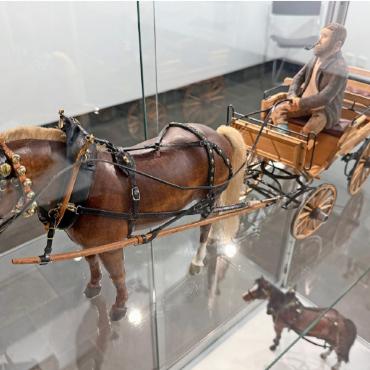 Mixed Media trifft Tradition – aus gutem Grund - «Ross und Wagen»: eindrückliche, lebensechte Miniatur. FOTOS: TINA DOSOT