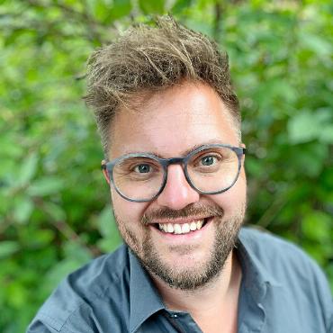 Neophyten: Vernichten oder die Natur machen lassen? - Jonathan Menzi ist künftiger Mitinhaber und Geschäftsführer der Schopfer Gartenbau AG. Er sieht in einigen invasiven Neophyten die Chance, die Natur gegen den Klimawandel fit zu machen. FOTO: ZVG