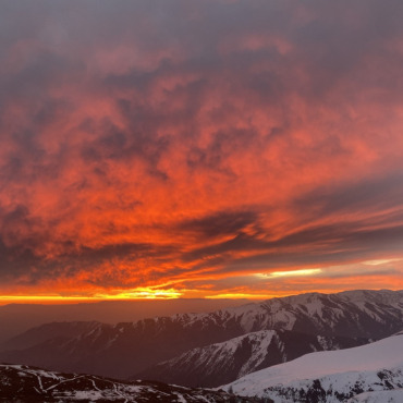 Bei über 30 Grad die Ski aus dem Keller holen - Traumhafte Aussichten in den Bergen von Chile (Foto: ZVG).