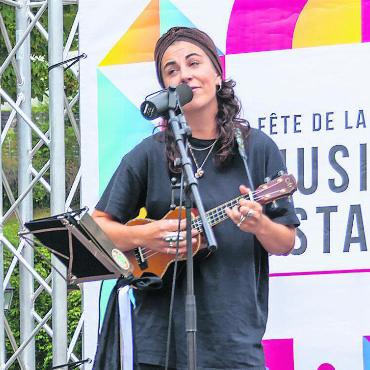Bunt gemischte Musik bei der Fête de la Musique - Sarah Luisa Iseli ist mit der Ukulele auf verschiedenen Bühnen zu sehen und zu hören.
