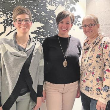 Neue Spiele und Fahrzeuge für die Ludothek Saanenland - Eveline Mösching (links) wird durch Cornelia Romang (Mitte) im Vorstand ersetzt, Präsidentin Nicole Ruf (rechts) sucht laufend neue Helferinnen für die Ludo. FOTO: KATRIN HALDI