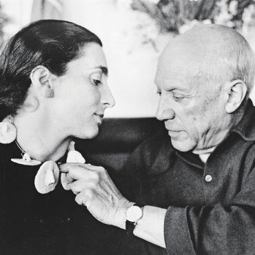 Picasso als Maler und Modell – Reflexionen von Naomi Campbell im Tarmak22 - Pablo Picasso richtet bei Jacqueline Roque eine Halskette, die er selbst gemacht hat. FOTO: TARMAK22