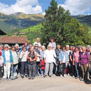 Pensioniertenausflug der Alterswohnen STS AG ins schöne Simmental - Die pensionierten Mitarbeitenden der Alterswohnen STS AG freuen sich über den eindrucksvollen Tag. FOTO: ZVG