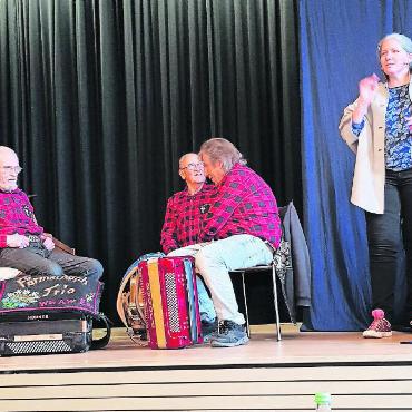Wunderbare 105. Hauptversammlung des Frauenvereins Saanen - «Trio Främelbach» und Märchenerzählerin Marianne Kellenberger.