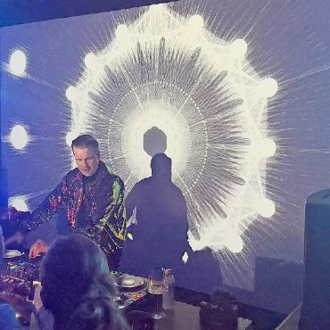 Es knallte auch noch nach dem Feuerwerk - DJ Antoine spielte seine berühmtesten Songs und wurde mit einer Lichtshow in seiner Performance unterstützt.