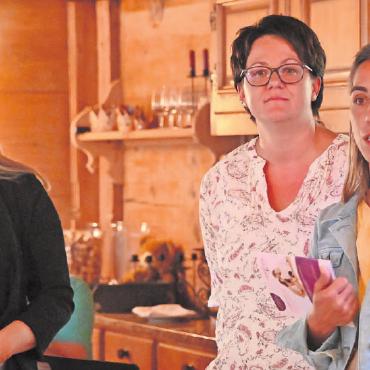 Dreierspitze für Betriebs leitung des Geburtshauses - Ende dieser Woche werden Noemi Stoller, Andrea Linder und Susanne Reber die Betriebsleitung der Maternité Alpine übernehmen. FOTO: JENNY STERCHI