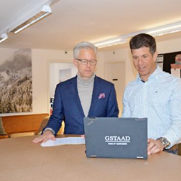 «Bessere Anbieter bedeuten ein besseres Produkt» - Ermes Elsener (Vizepräsident des Hoteliervereins Gstaad-Saanenland) und Flurin Riedi (Tourismusdirektor und CEO von Gstaad Saanenland Tourismus AG (GST)) arbeiten Hand in Hand, um die Destination durch Schulungen und Seminare vorwärtszutreiben. FOTOS: ELISA OPPERMANN