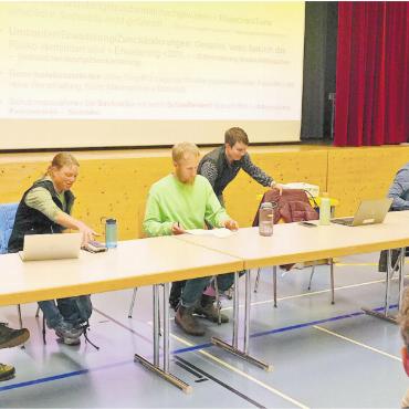 Gefahren aus der Natur und  aus der Bürokratie - Leiteten durch den Abend: von links: Stephan Ansorge (Oberingenieurskreis), Cornelia Brönnimann (Amt für Wald und Naturgefahren des Kantons Bern), Andreas Sutter und Ursina Vetsch (Geotest AG), Gemeindeverwalter Hansueli Perreten und Gemeinderat Andreas Reichenbach.
