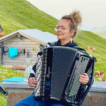Magische Akkordeonklänge und Kuhglockensymphonie unter freiem Himmel - Die Akkordeonistin Viviane Chassot schenkte dem Publikum mit ihrer Darbietung berührende Augenblicke, die sanft ins Herz drangen.
