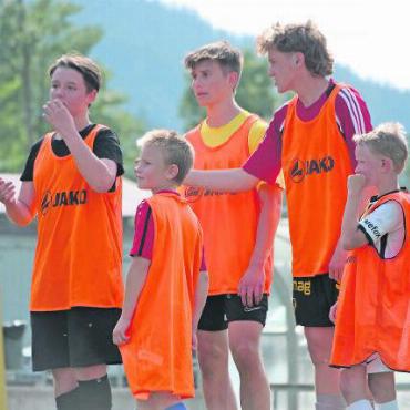 Weltmeisterliche Gefühle beim Saisonabschluss des FC Sarina - Teambesprechung im Finalspiel.