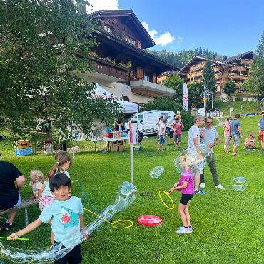 Mobiler Pumptrack zu Gast in Saanenmöser - Riesenseifenblasen schwebten durch die Luft.