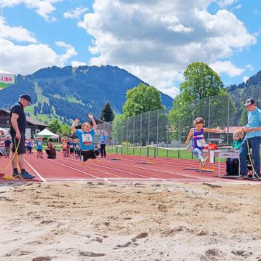 Wettkampffieber im Ebnit: «gschwindscht:i Saaner:i» und UBS Kids Cup - Voller Wettkampfeinsatz beim Weitsprung. FOTO: ZVG