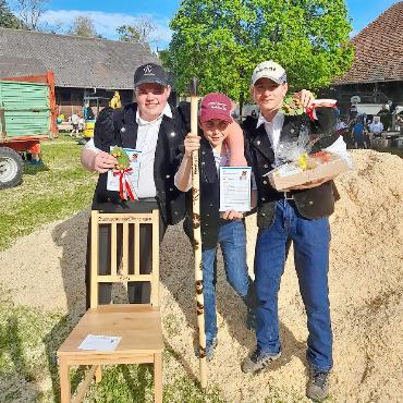 Die Schwingsaison hat begonnen - Die Jungschwinger Signer Simon, Annen Michael und Zumbrunnen Florian am Bubenschwinget in Münsingen.